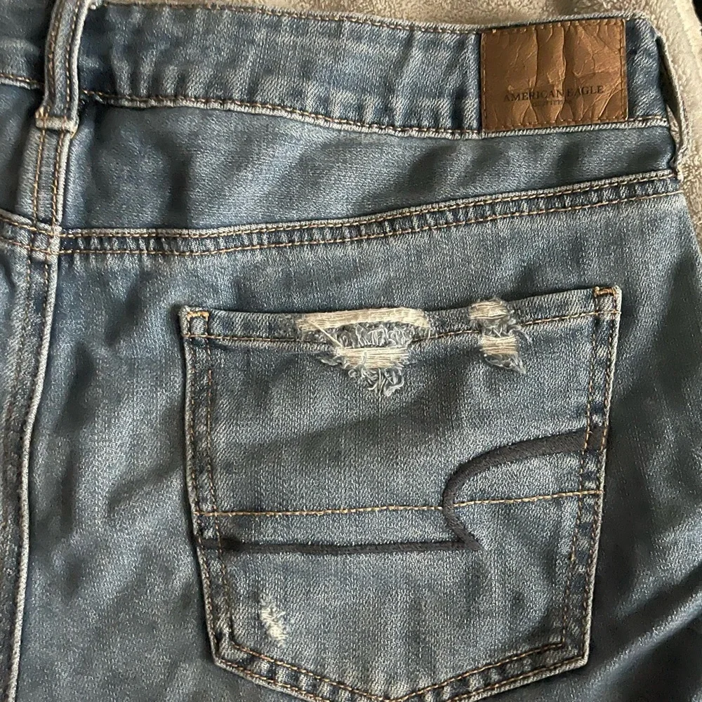 American Eagle Woman’s Tomgirl MIDI Distressed Medium Blue Denim Shorts Sz 8 - Picture 9 of 14